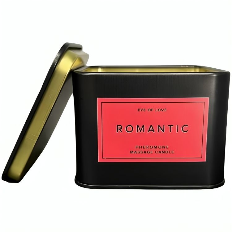 Schwarze Metalldose mit rotem Etikett, auf dem "ROMANTIC PHEROMONE MASSAGE CANDLE" steht. Der Deckel ist geöffnet.