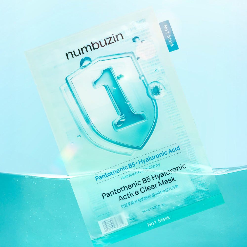 Tuchmaskenverpackung mit Hyaluronsäure und Pantothensäure B5 taucht in Wasser.