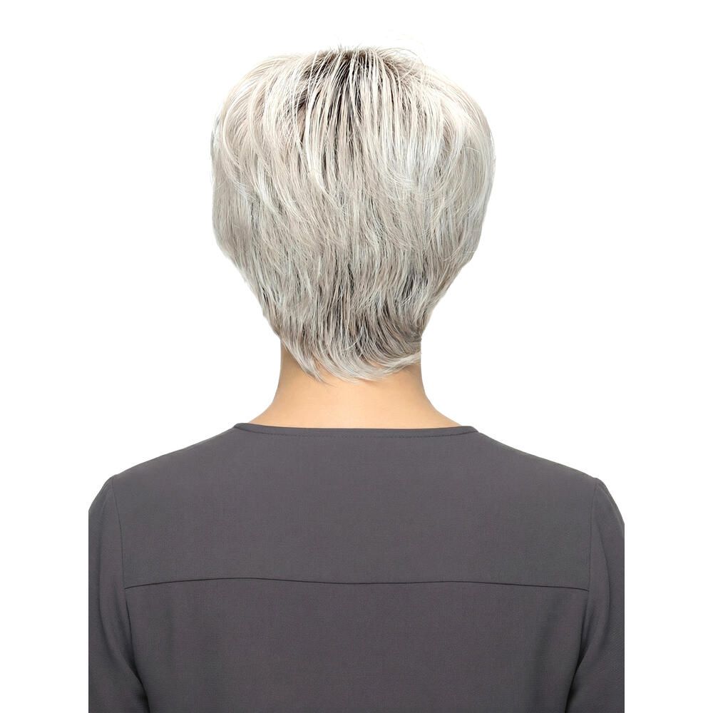 Kurzhaarperücke, grau-meliert, mit Pony. Rückansicht. Frau trägt graues Oberteil.