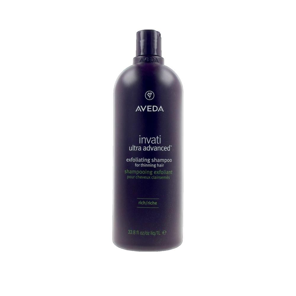 Dunkelviolette Flasche mit AVEDA-Logo und Schriftzug. Enthält Invati Ultra Advanced Exfoliating Shampoo für dünner werdendes Haar.