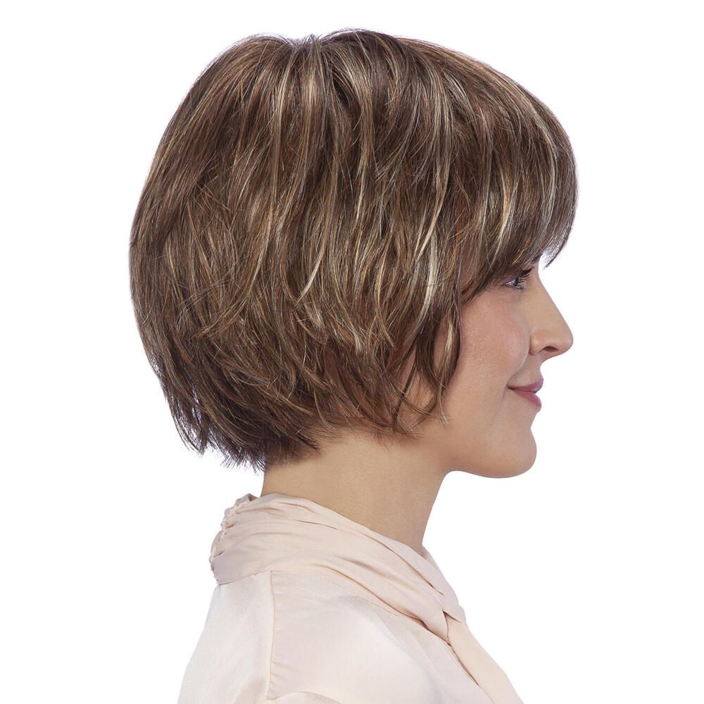 Perücke Sally von trendhair. Kurze, braune Kunsthaarperücke mit Pony. Seitenansicht einer Frau.