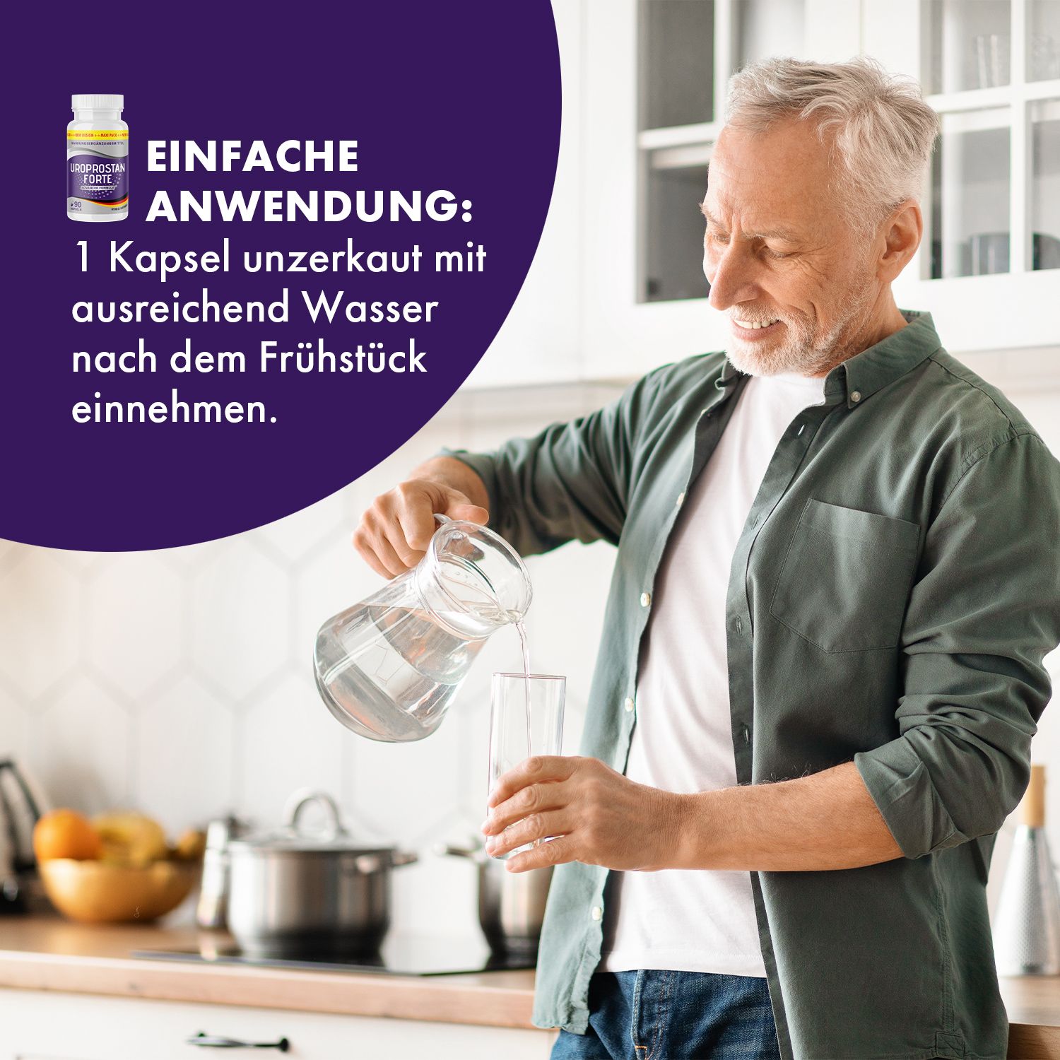Älterer Mann gießt Wasser in ein Glas. Auf dem Tisch steht eine Flasche Uroprostan Forte Kapseln.