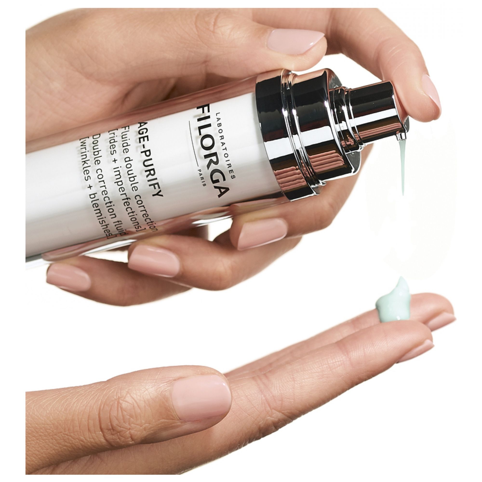 Filorga Age-Purify Fluid wird auf eine Hand aufgetragen.