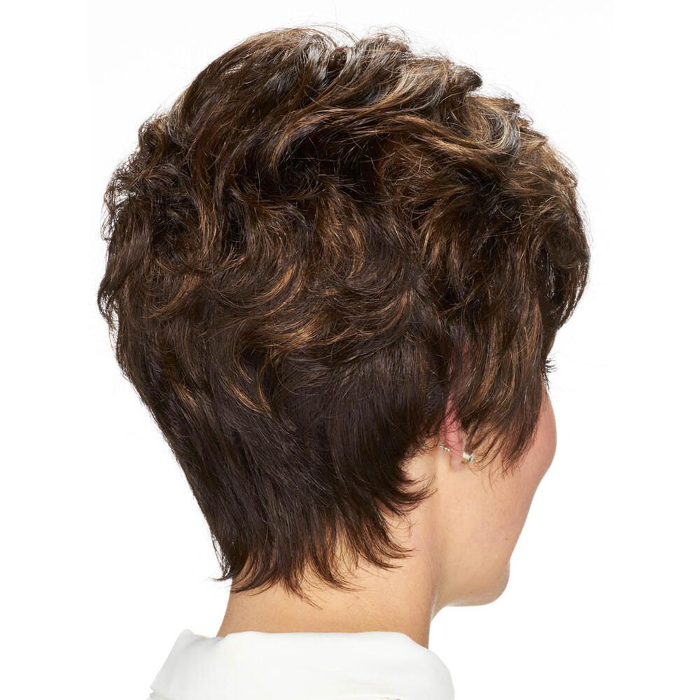 Kurzhaarperücke mit gewelltem Haar in Braun- und Blondtönen. Die Perücke bedeckt den Hinterkopf einer Frau.