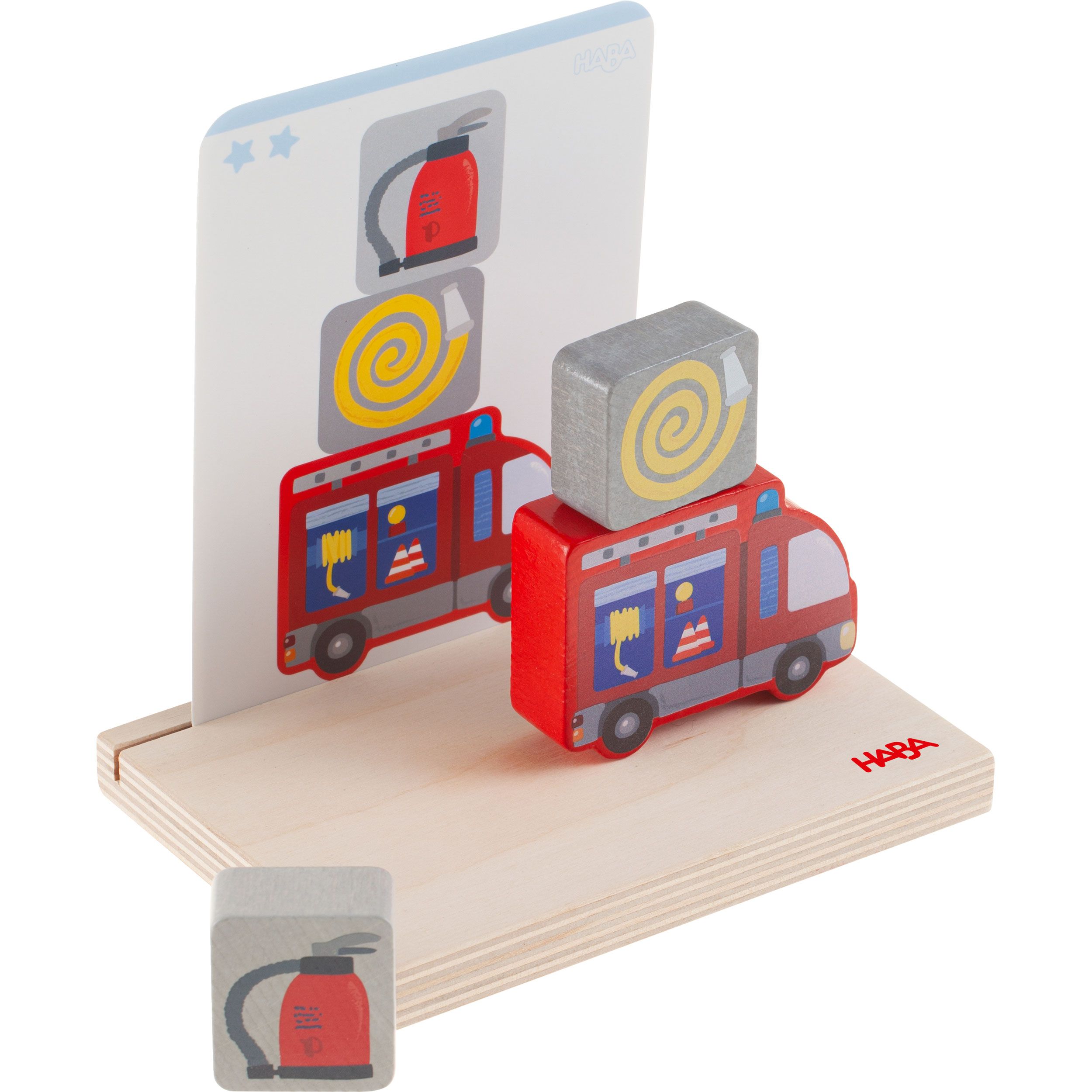 Holzspielzeug mit Feuerwehrwagen, Schlauch und Feuerlöscher. HABA-Logo auf der Basis.