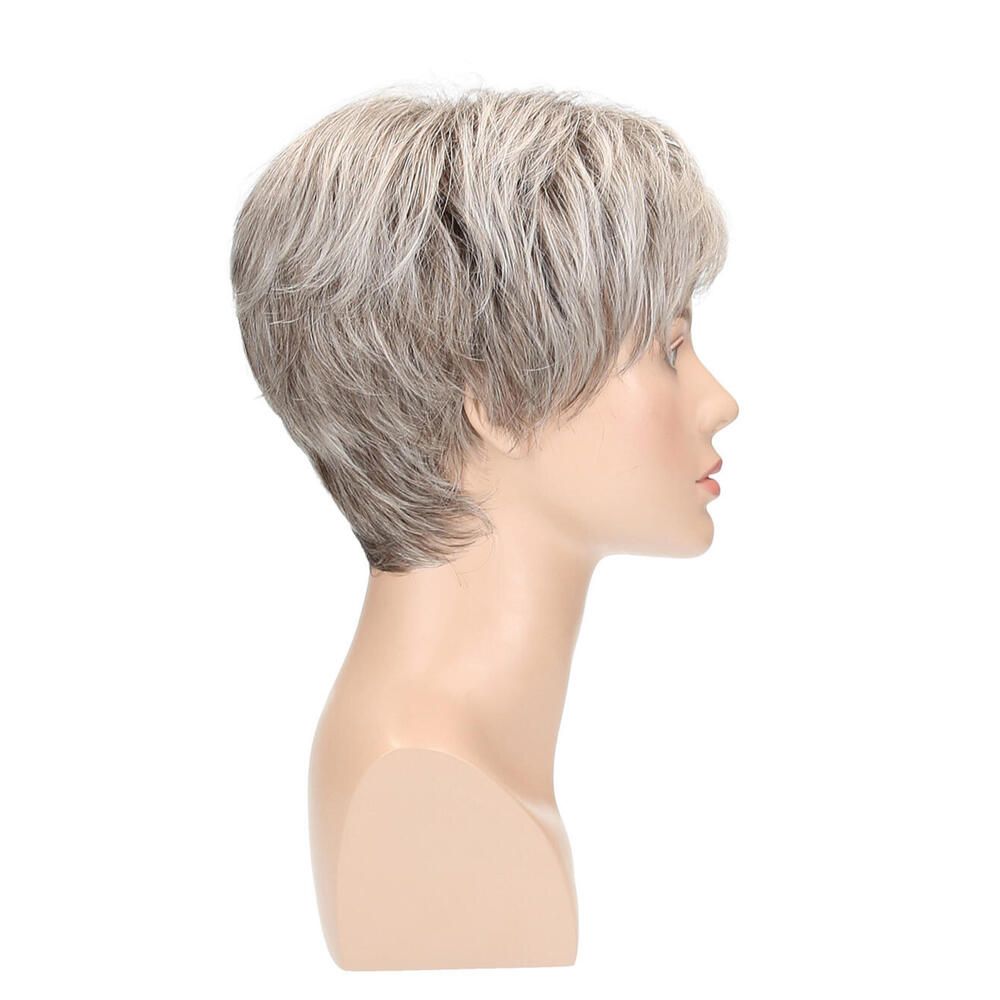 Perücke auf einem Schaufensterkopf. Kurzer, grauer Haarschnitt mit Pony. Dreiviertelansicht.