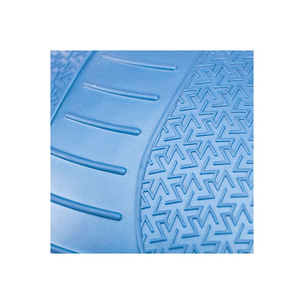 Blauer Balance Trainer. Oberfläche mit geometrischem Muster und Rillen. Nahaufnahme.