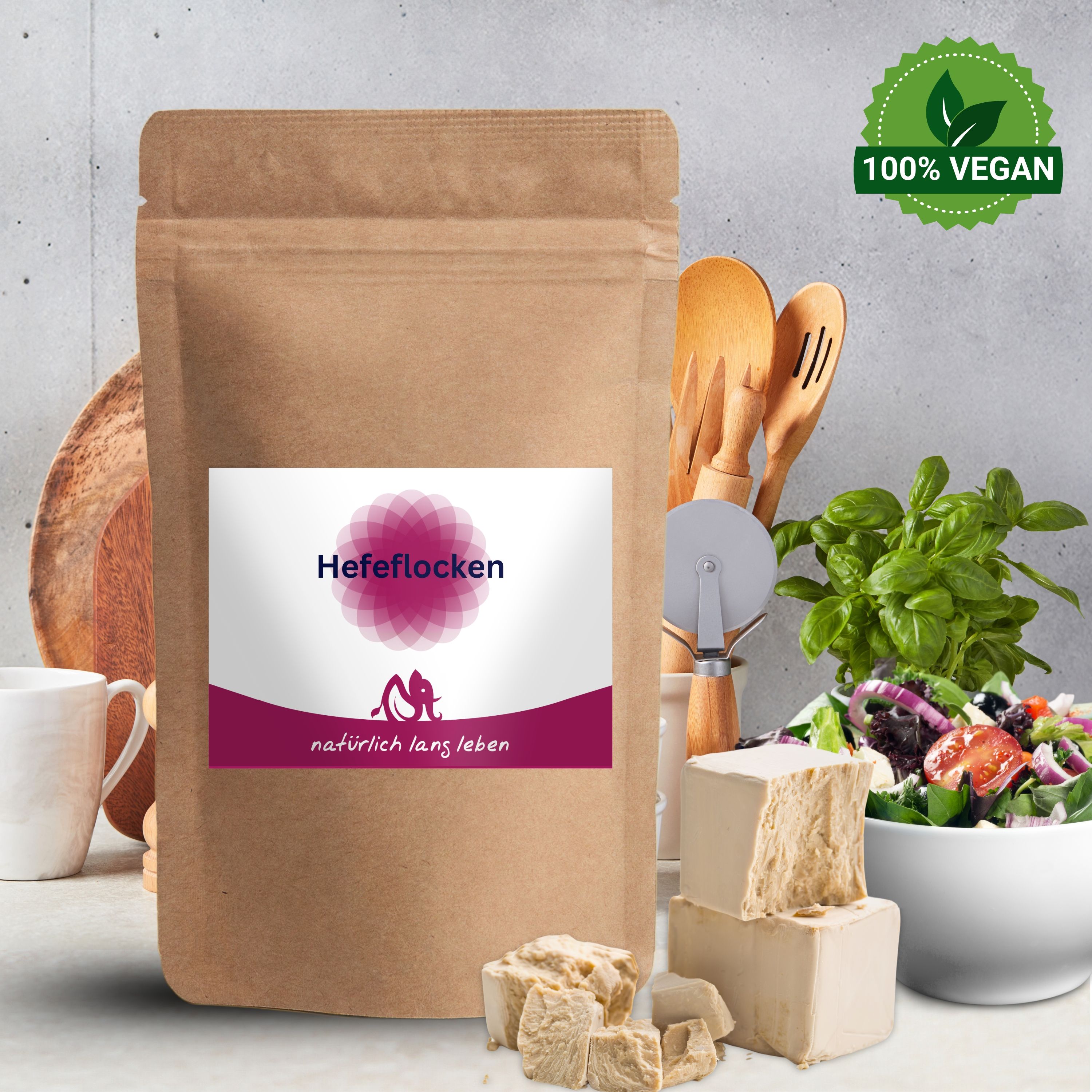Braune Tüte mit Etikett. Aufschrift: Hefeflocken, natürlich lang leben. Logo: Elefant. 100% Vegan Siegel.