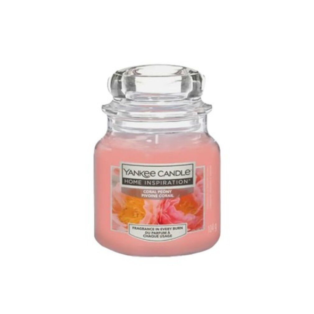 Kerze in Glasbehälter mit Deckel. Aufkleber mit Markenname und Produktbezeichnung. Rosa Wachs, transparente Verpackung.