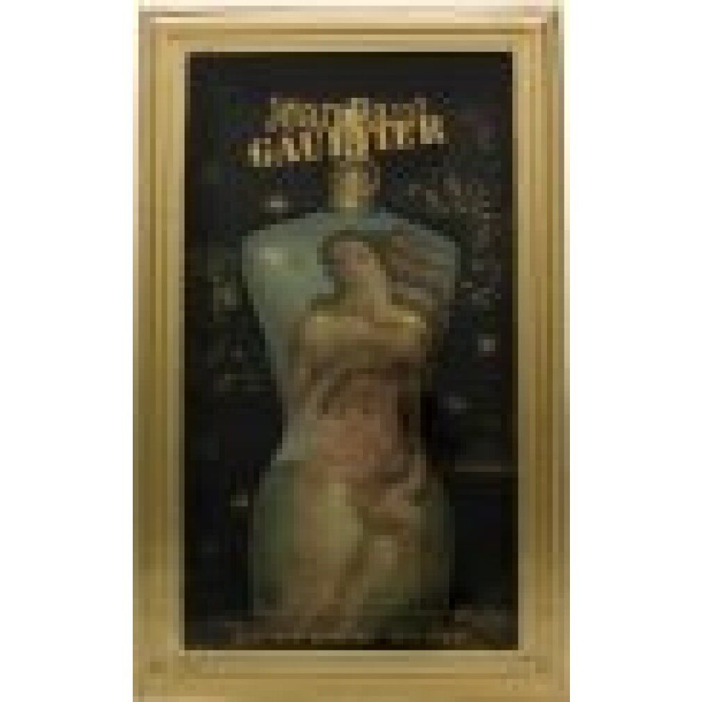 Gerahmtes Werbebild. Flakon in Frauenkörperform. Aufschrift Jean Paul Gaultier. Dunkler Hintergrund.