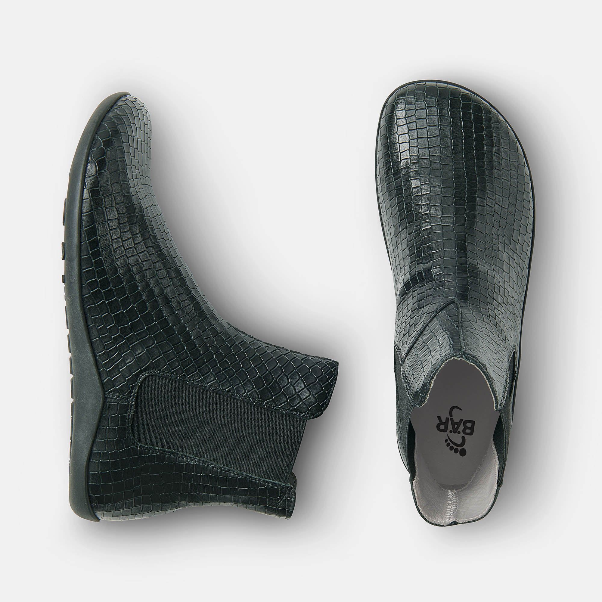 Zwei schwarze Stiefeletten mit Krokodil-Optik. Elastische Einsätze. Flache Sohlen. Innensohle mit Logo.