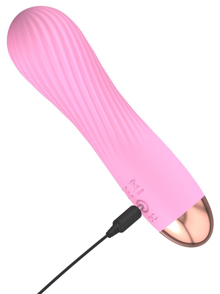 Rosa Vibrator mit Ladekabel. Goldfarbene Spitze, gewellte Oberfläche.