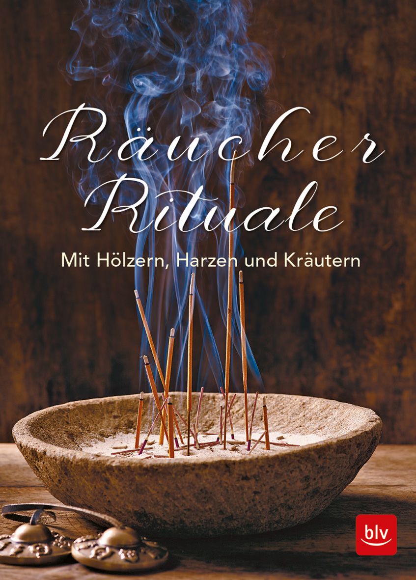 Buchcover mit Titel "Räucher Rituale". Räucherstäbchen in Steinschale, Rauch. Logo "blv".