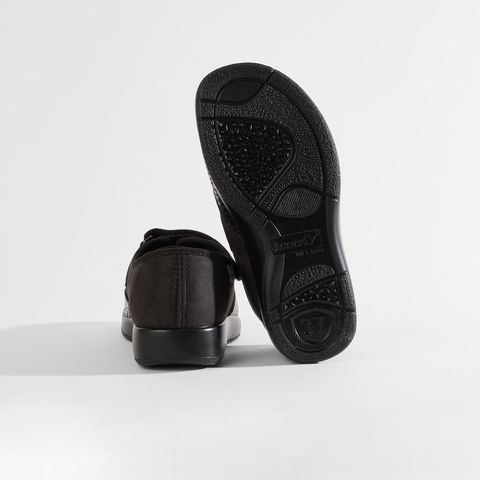 Schwarze Damenschuhe mit Klettverschluss und gemustertem Obermaterial.