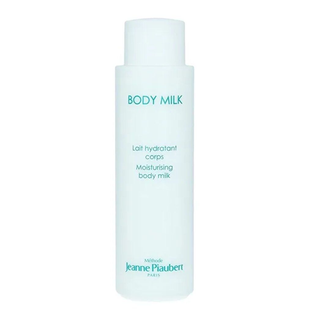 Weiße Flasche mit blauem Aufdruck. Text: Body Milk, Lait hydratant corps, Moisturising body milk. Marke: Jeanne Piaubert.