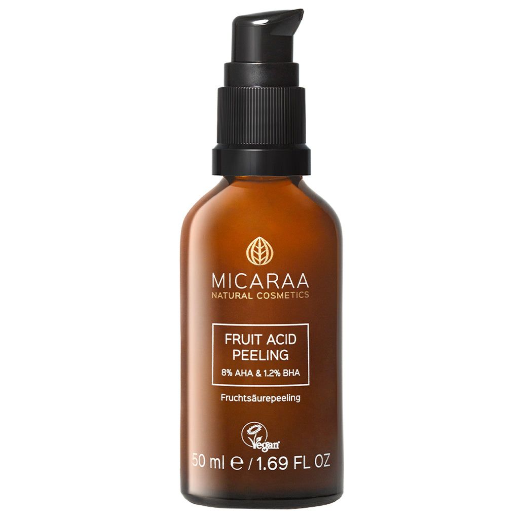 Braune Glasflasche mit schwarzem Pumpkopf. Beschriftung: MICARAA, Fruit Acid Peeling, 8% AHA & 1.2% BHA, vegan. 50 ml.