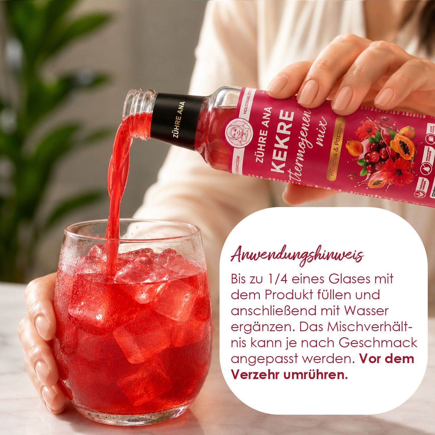 Zühre Ana Kekre Thermogenic Mix wird in ein Glas mit Eiswürfeln gegossen. Rotes Getränkekonzentrat.