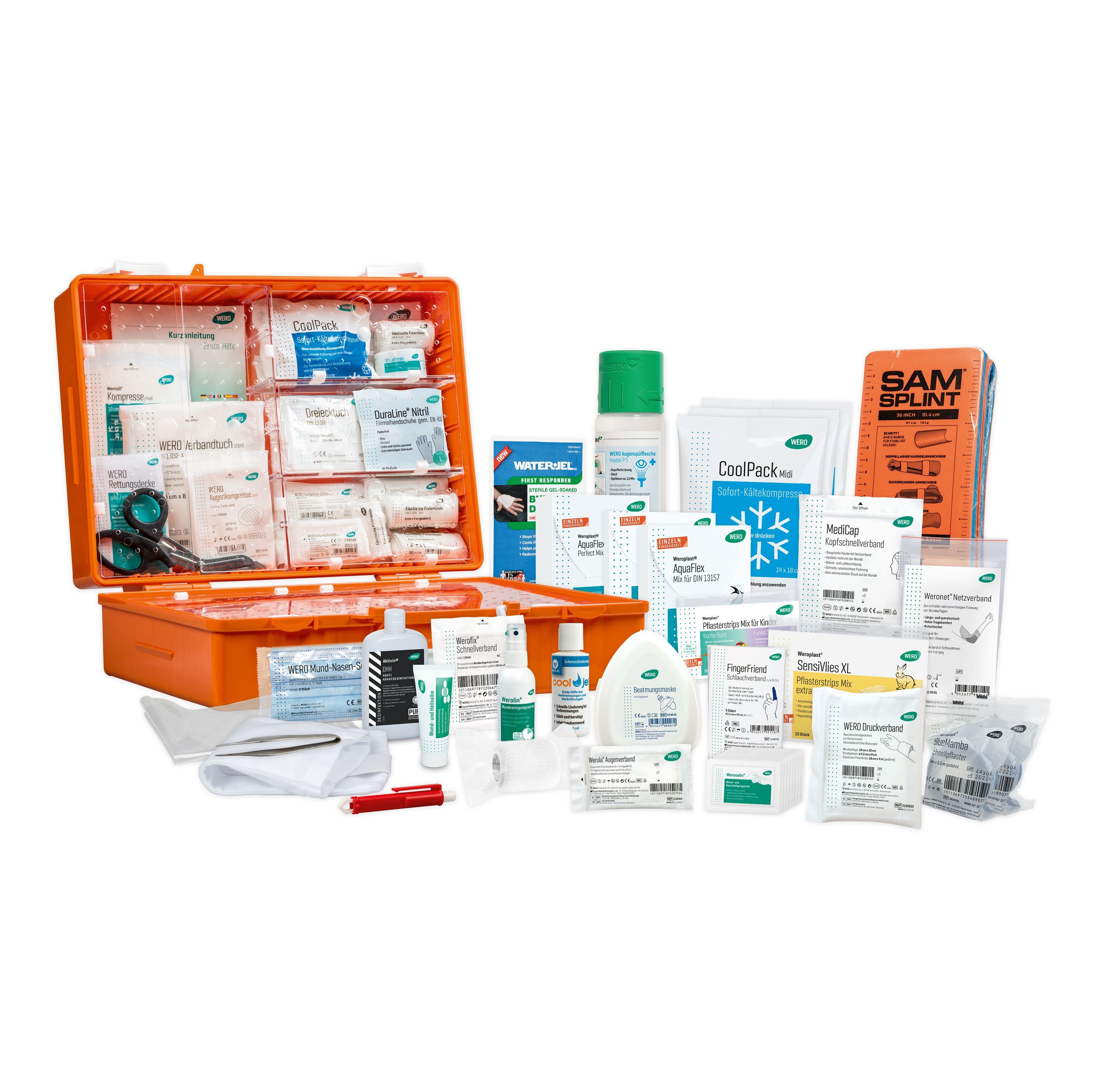 Offener Erste-Hilfe-Koffer mit Inhalt. Orangefarbener Koffer mit Verbandmaterial, Schere, Kühlpackungen und weiteren medizinischen Artikeln.