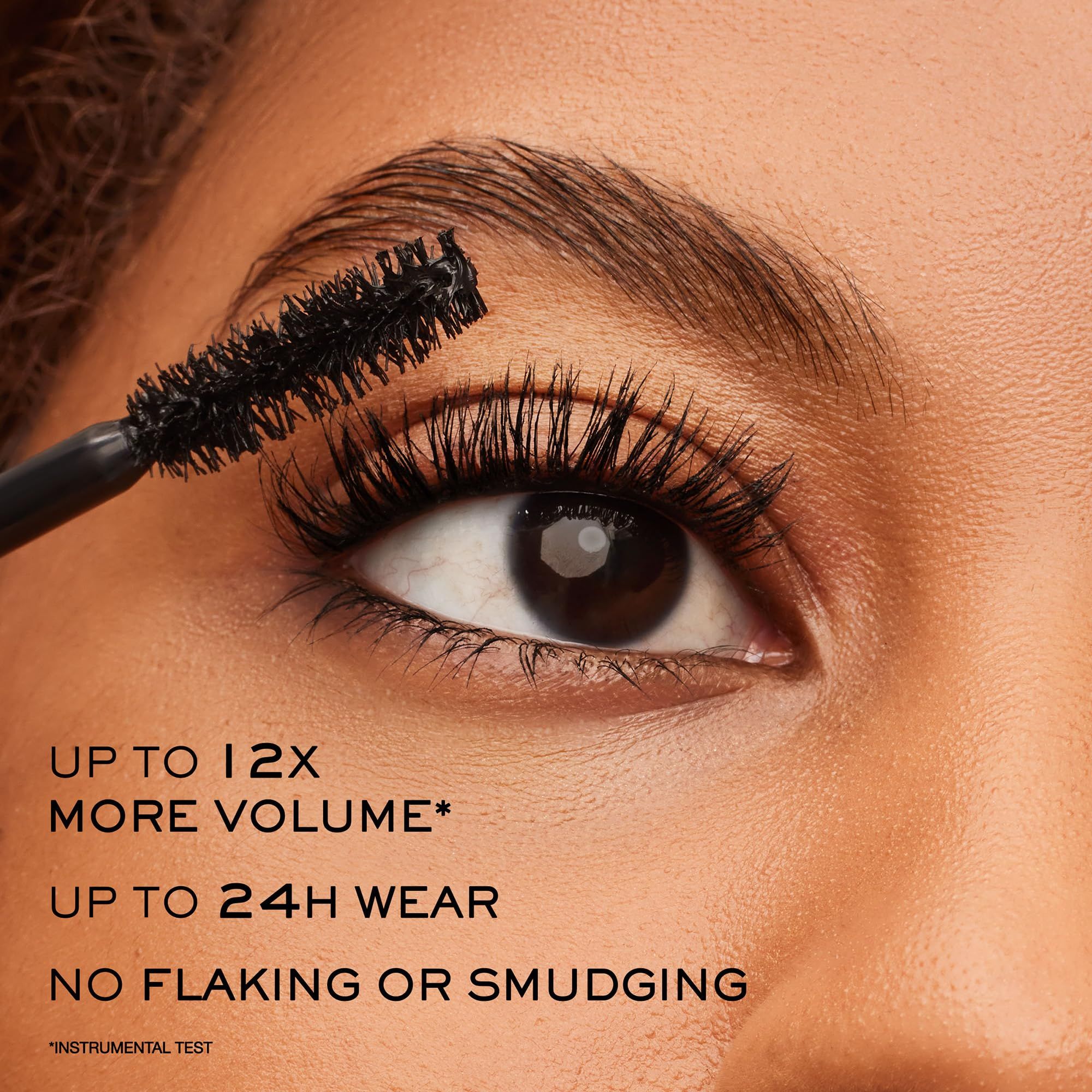 Auge mit Mascara. Text: UP TO 12X MORE VOLUME*, UP TO 24H WEAR, NO FLAKING OR SMUDGING.