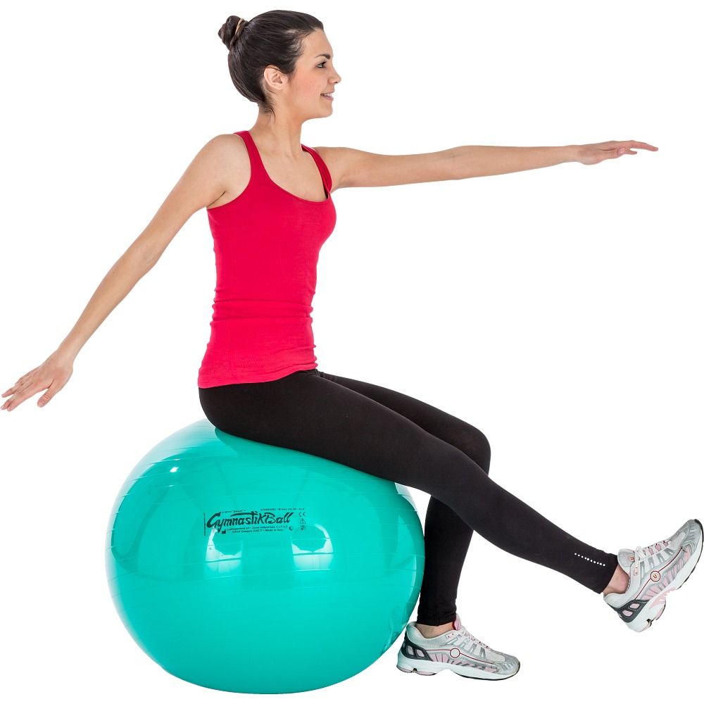 Grüner Gymnastikball, Frau sitzt darauf. Auf dem Ball steht GymnastikBall.