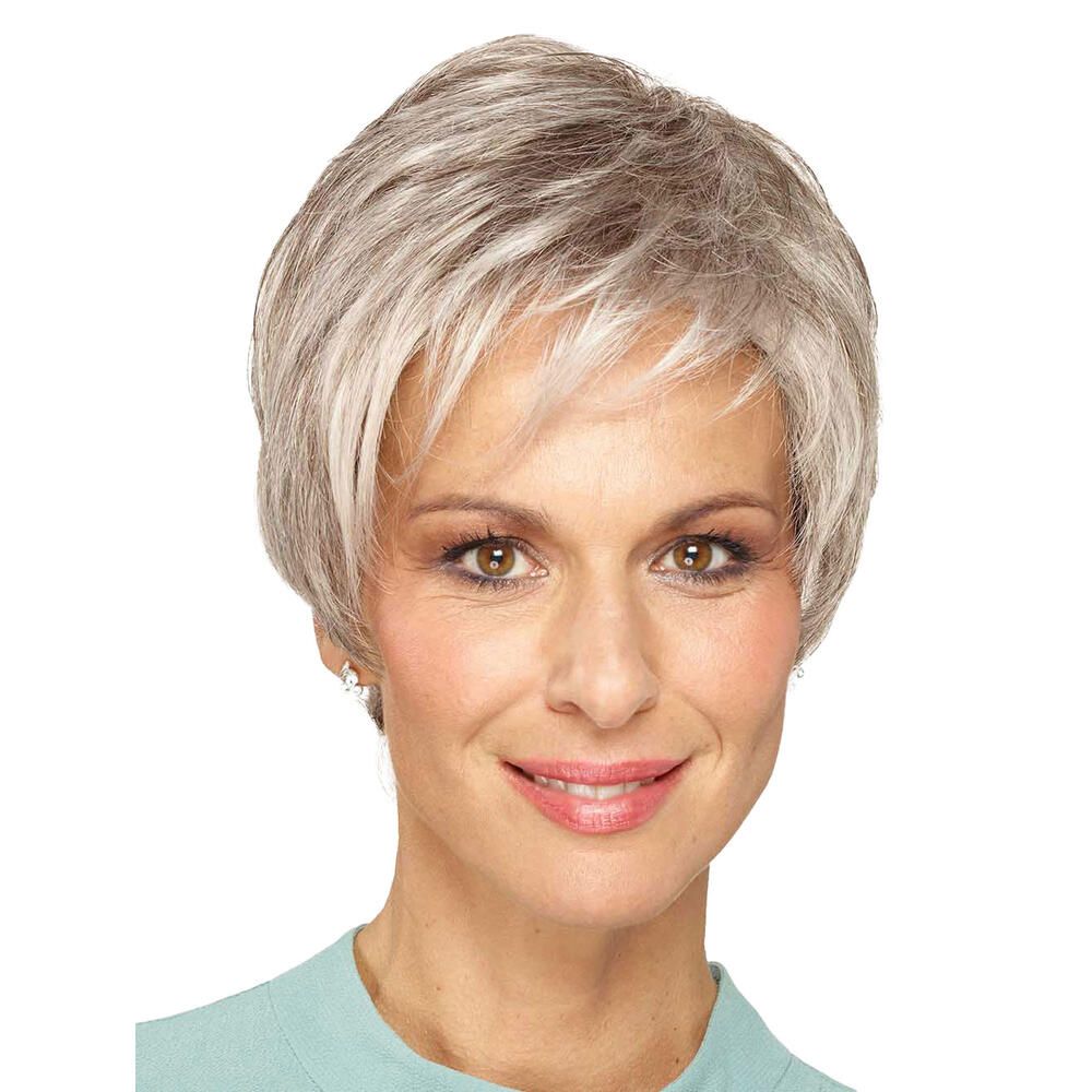 Kurzhaarperücke, graues Haar, Frau mit Lächeln. Hellblauer Oberteil.