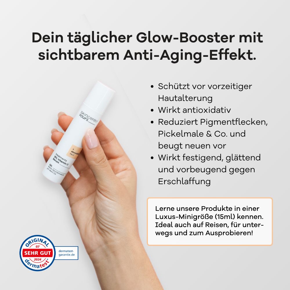 Hand hält Skincerely Yours 15% Vitamin C Serum Spender.