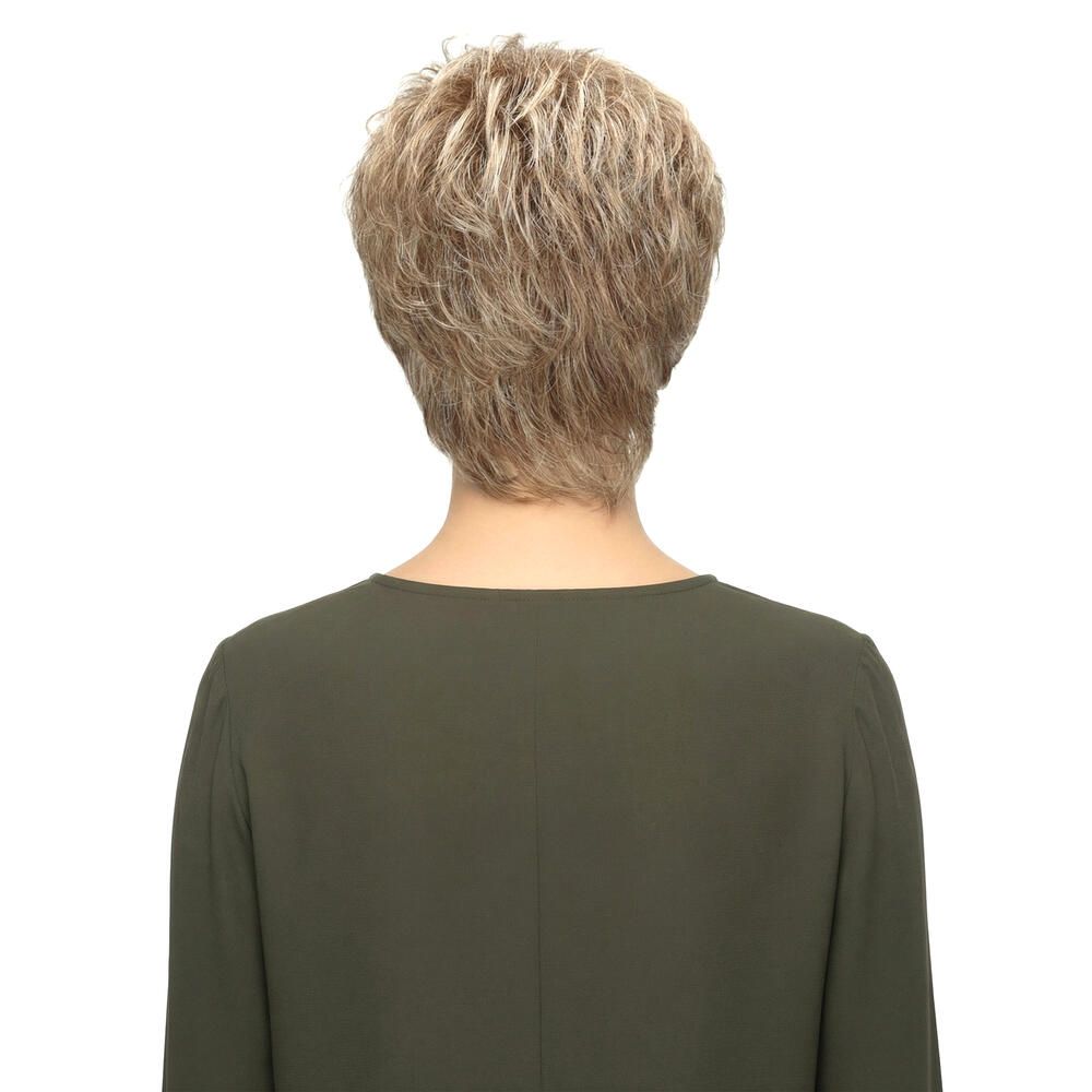 Kurzhaarperücke in Blondtönen. Rückansicht einer Frau mit Perücke und grünem Oberteil. Weißer Hintergrund.