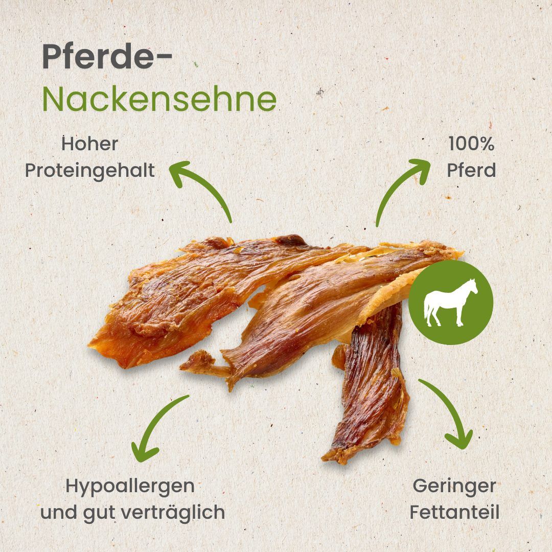 Getrocknete Rinderkopfhaut-Streifen, auf weißem Hintergrund.