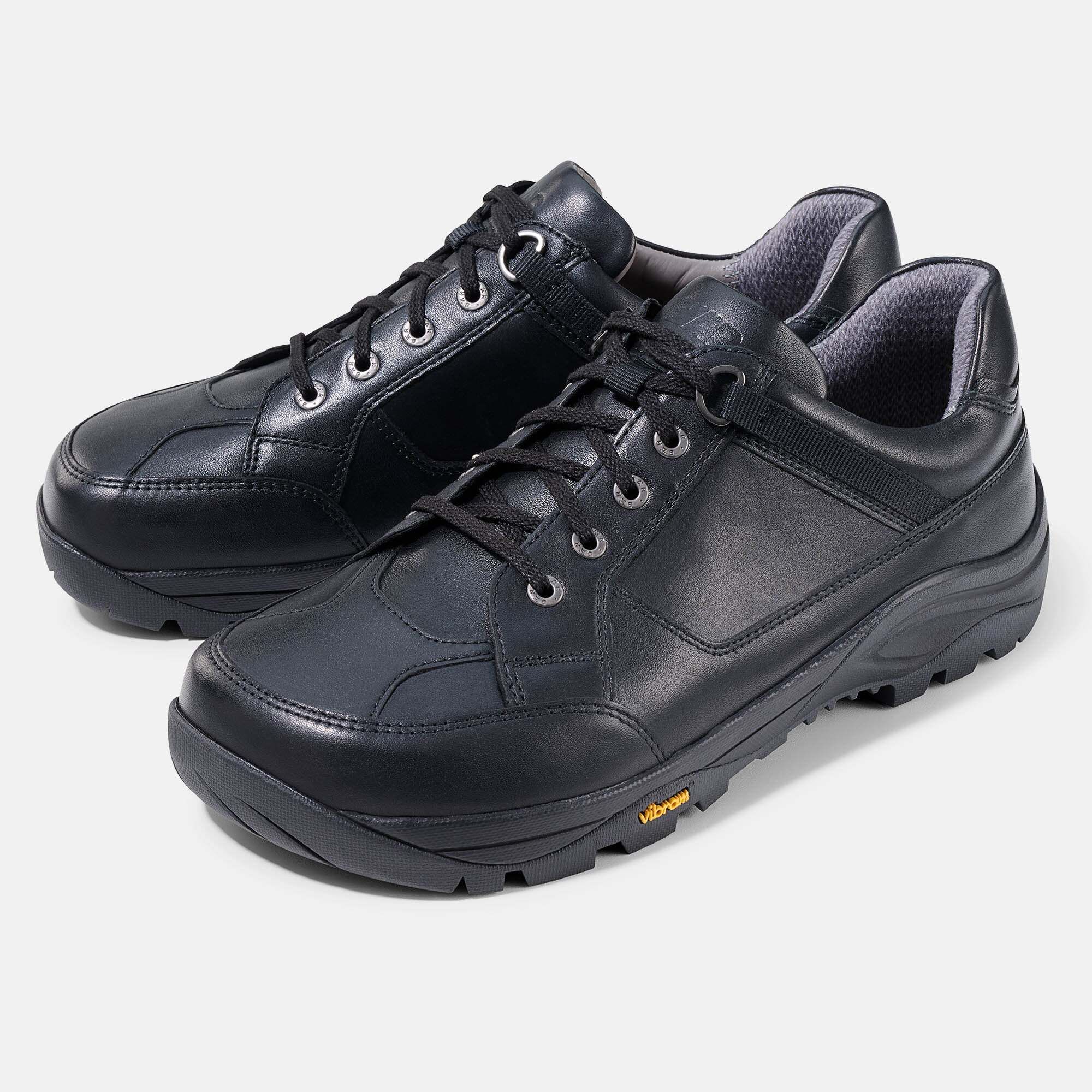 Schwarze Leder-Schnürschuhe mit Vibram-Sohle, Paaransicht.
