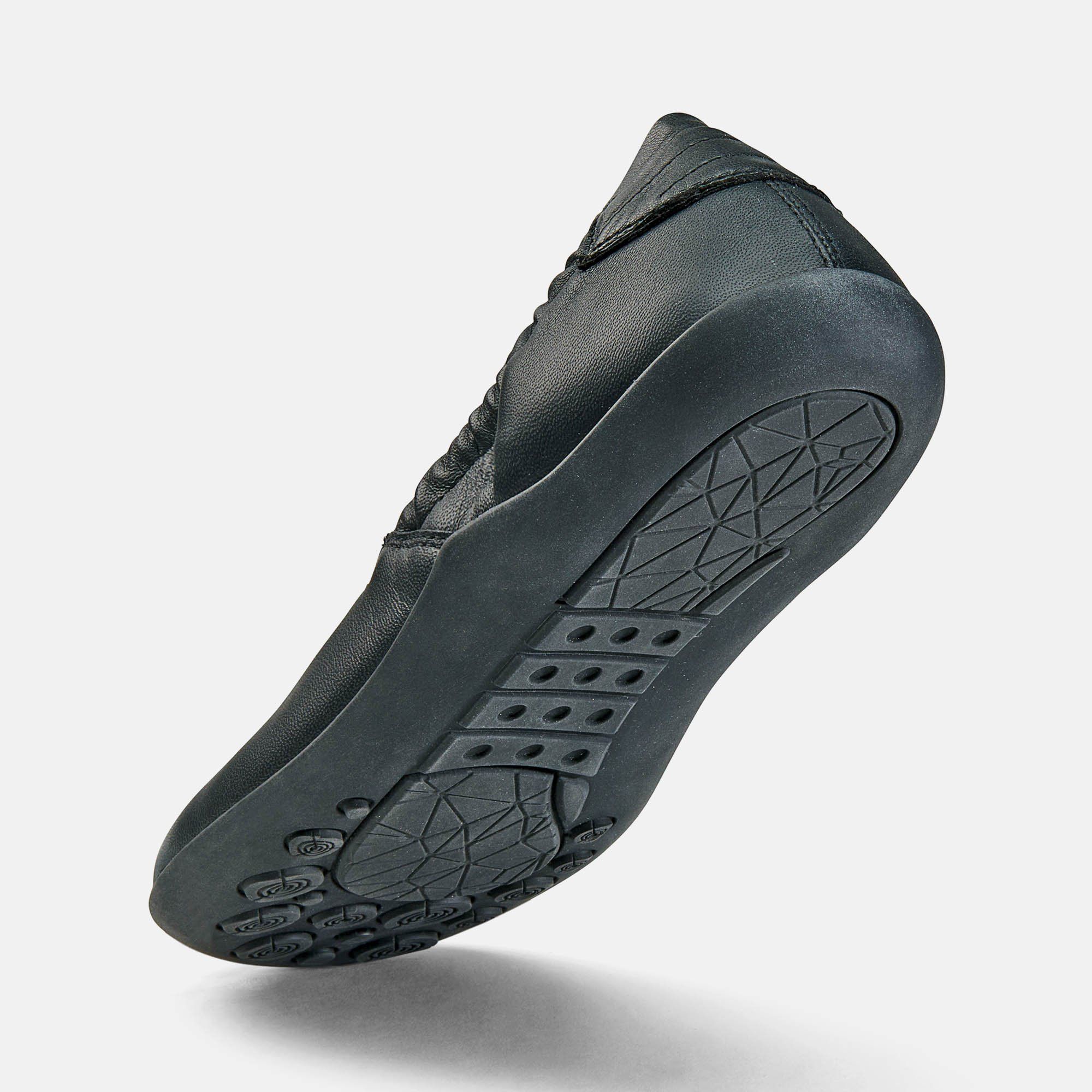 Schwarze Ballerina. Leder, elastischer Einsatz. Weite Form. Sohle mit Profil. Schuh von unten.