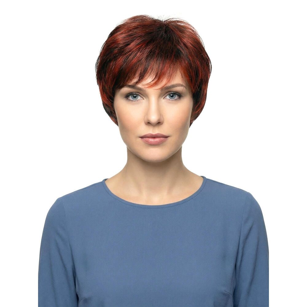 Kurzhaarperücke in Rotbraun. Frontale Ansicht einer Frau mit Perücke. Die Haare sind kurz geschnitten und fallen in weichen Wellen.