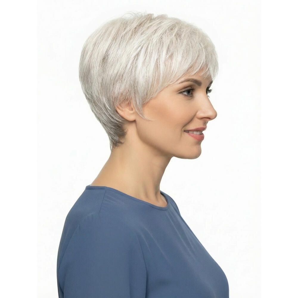 Kurzhaarperücke, silberfarbenes Haar, Pony, Frau mit blauem Oberteil, Profilansicht.