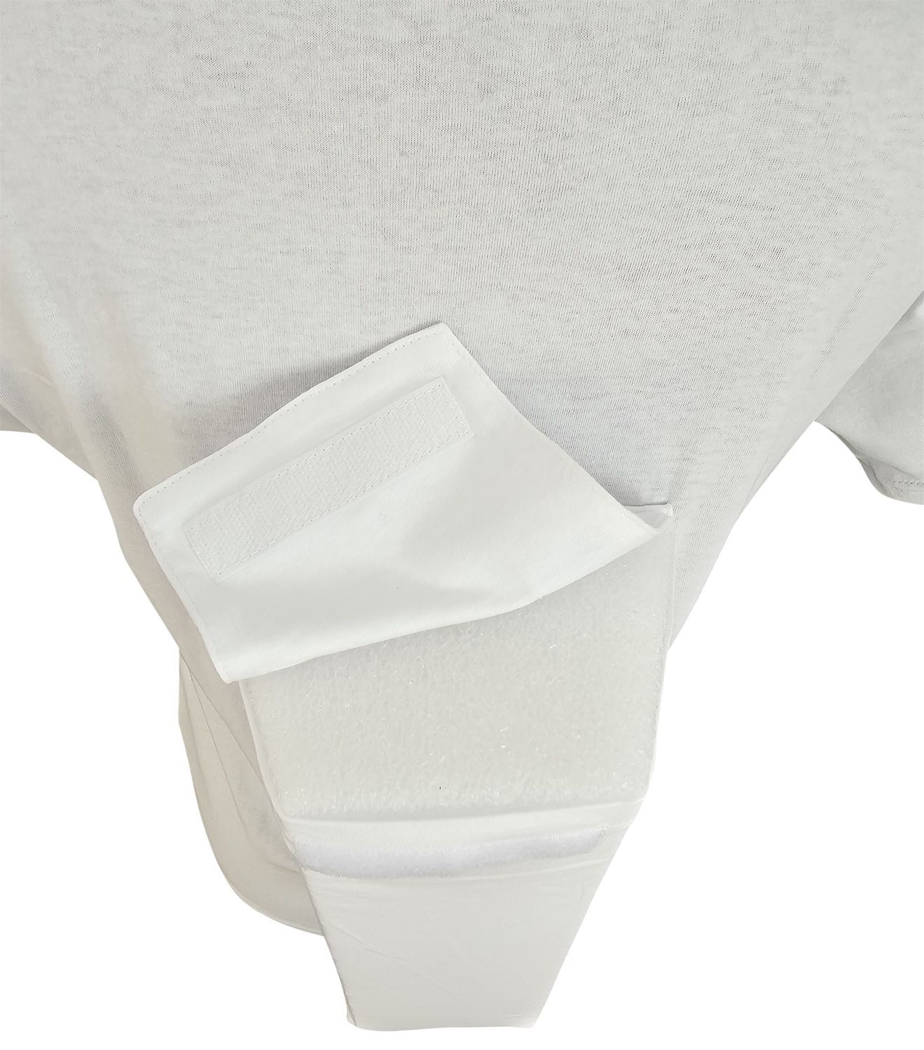 Weißes T-Shirt mit trapezförmigem Schaumstoff-Einsatz. Klettverschluss zur Befestigung. Detailansicht.
