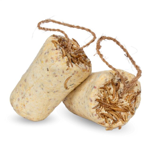 Zwei zylinderförmige Körnerriegel mit Mehlwürmern und Aufhängeschnur. Auf hellem Hintergrund.