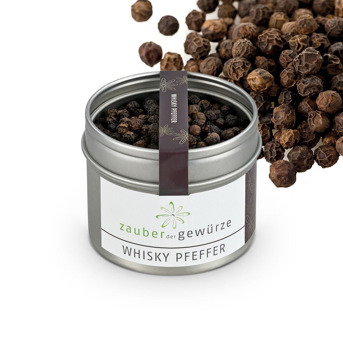 Geöffnete Dose Whisky Pfeffer. Daneben verstreute Pfefferkörner. Aufkleber mit Produktname und Logo. Brauner Streifen mit "Whisky Pfeffer".