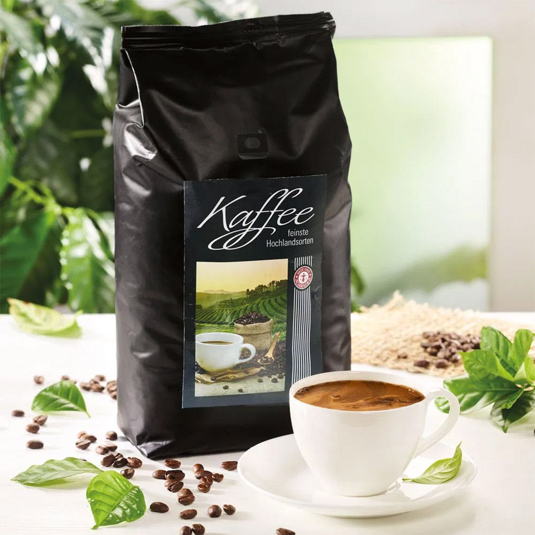 Schwarzer Beutel "Kaffee" mit Etikett. Kaffeetasse auf Untertasse, Kaffeebohnen und Blätter.