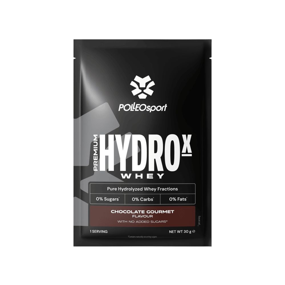 Schwarzer Beutel mit "HYDROX WHEY"-Schriftzug. Enthält "CHOCOLATE GOURMET FLAVOUR". Marke: POLLEOsport. Angaben zu Zucker, Kohlenhydraten und Fett.