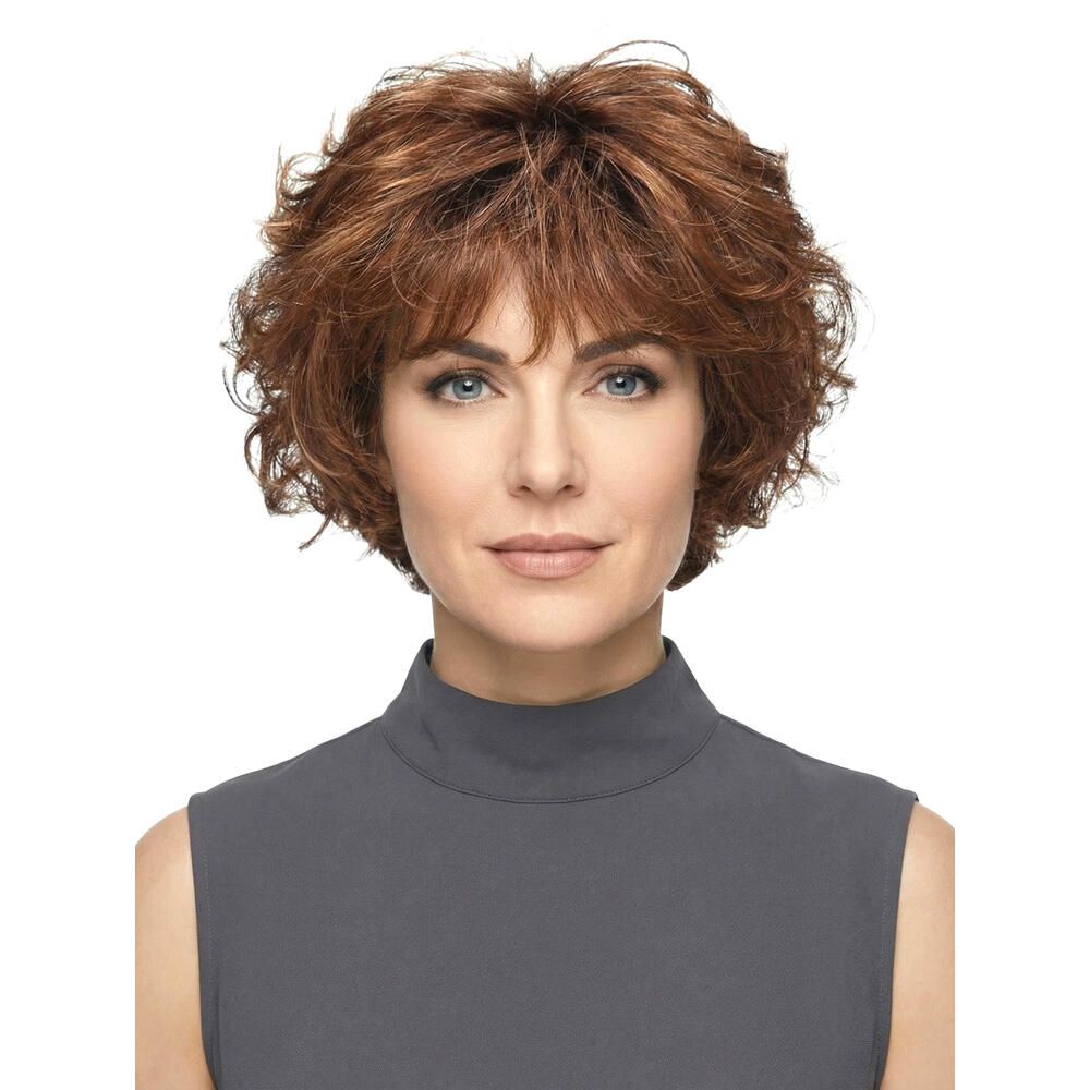 Kurzhaarperücke mit gewelltem Haar in Rotbraun. Frontale Ansicht einer Frau mit Perücke und grauem Oberteil.