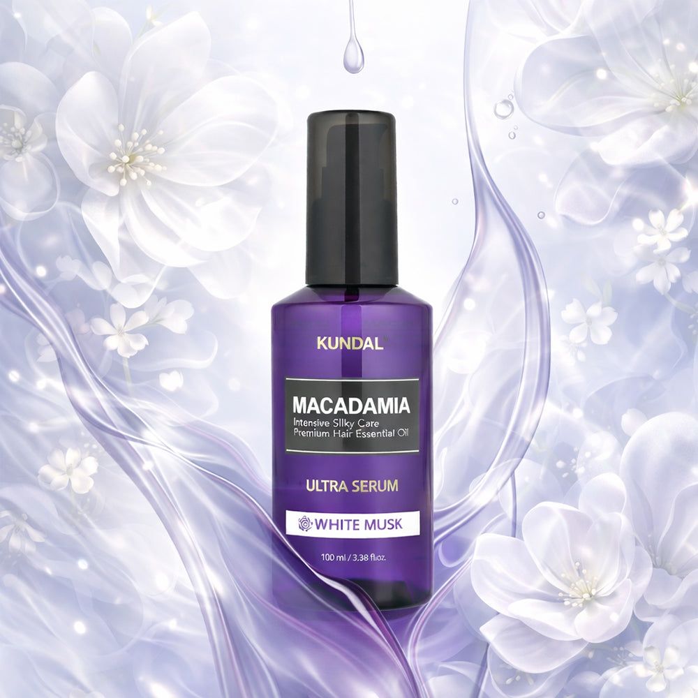 KUNDAL Macadamia Ultra Haarserum in violetter Flasche, umgeben von Blumen und Flüssigkeitseffekten.