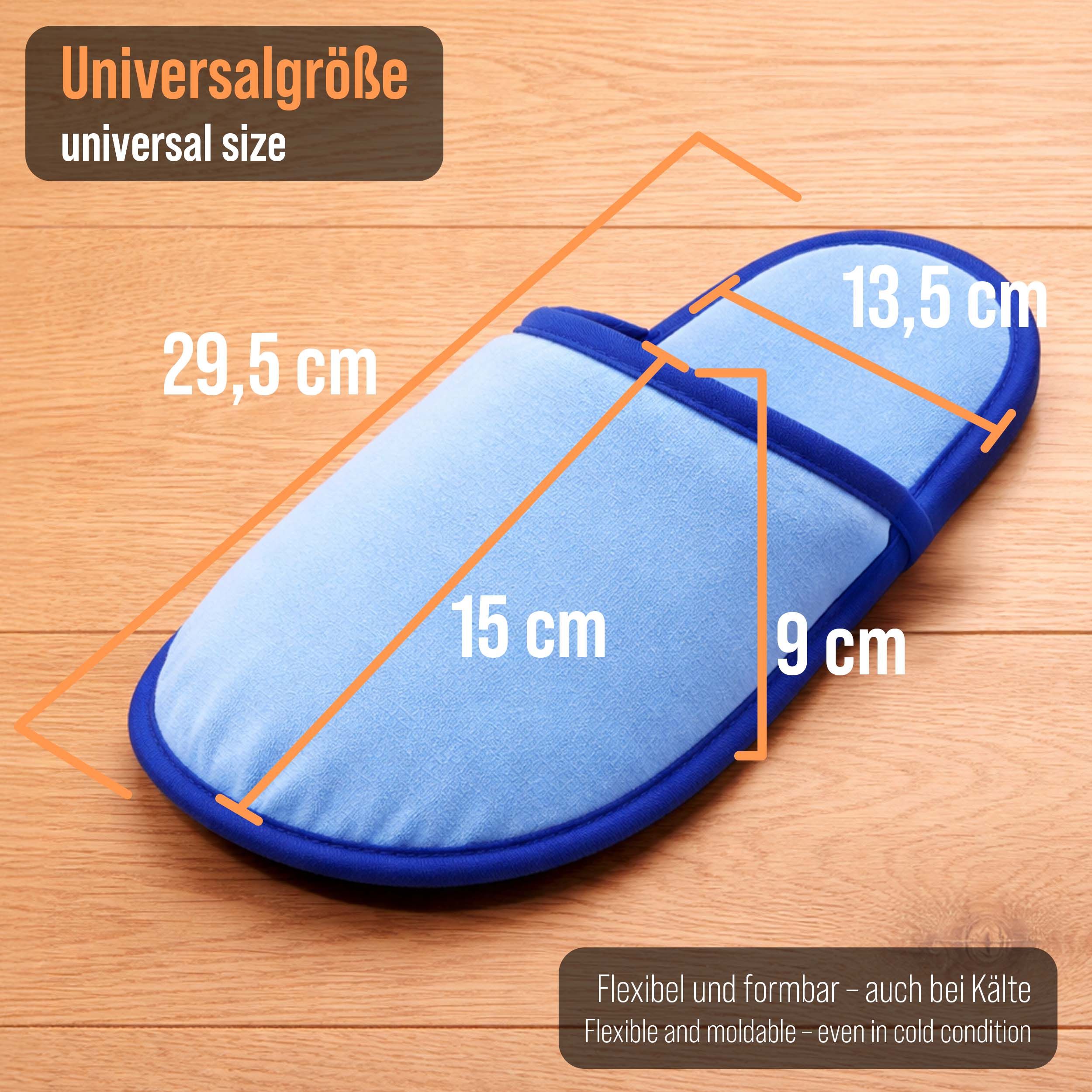 Hellblauer Slipper mit dunkelblauen Rändern. Maße: 29,5 cm Länge, 15 cm Breite, 13,5 cm Zehenbreite, 9 cm Ferse. Text: Universalgröße.