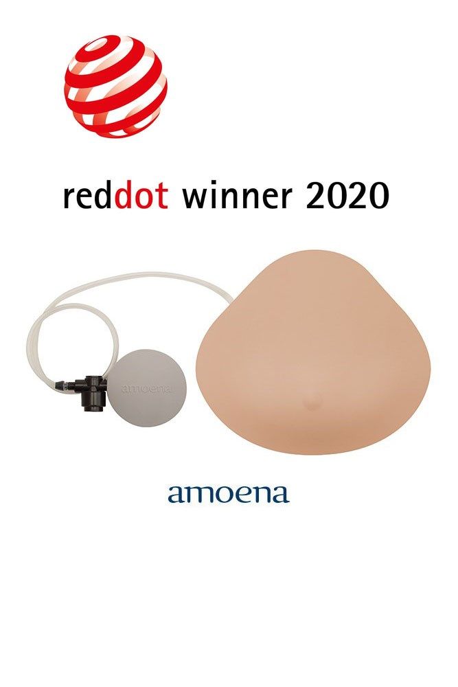 Brustepithese mit rotem Red Dot Award 2020. Logo und Schriftzug Amoena. Enthält eine Pumpe und einen Schlauch.
