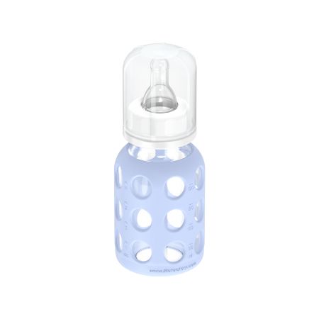 Baby-Glas-Trinkflasche mit blauem Silikonschutz. Transparenter Deckel und Sauger. Sichtbare Öffnungen im Silikonschutz.