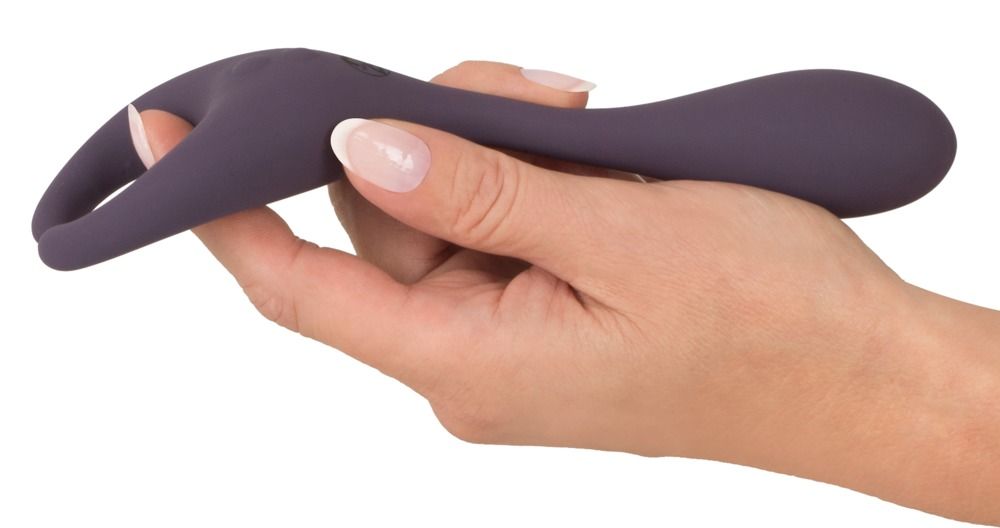 Hand hält lila Vibrator. Geschwungene Form. Glatte Oberfläche. Ringförmiger Teil.