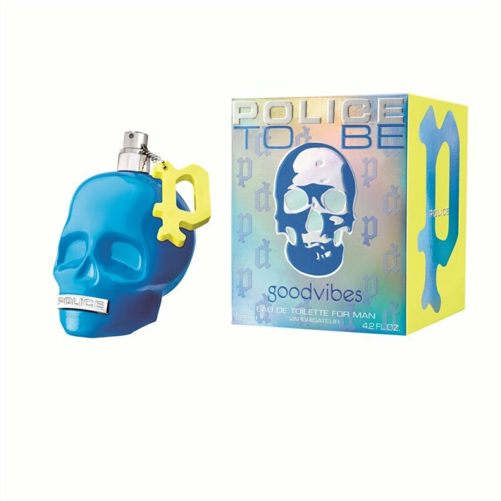 Blaue Totenkopf-Parfümflasche neben einer rechteckigen Schachtel mit Totenkopf-Design und "POLICE TO BE goodvibes"-Aufschrift.