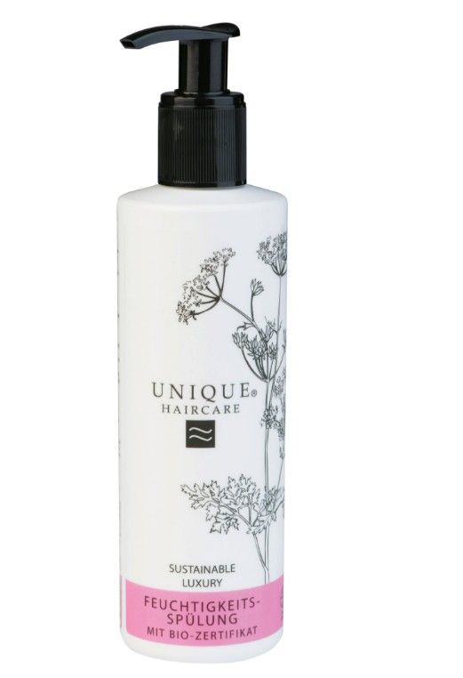 Weiße Flasche mit schwarzem Pumpkopf. Aufschrift: UNIQUE HAIRCARE, Feuchtigkeits-Spülung. Mit Bio-Zertifikat.