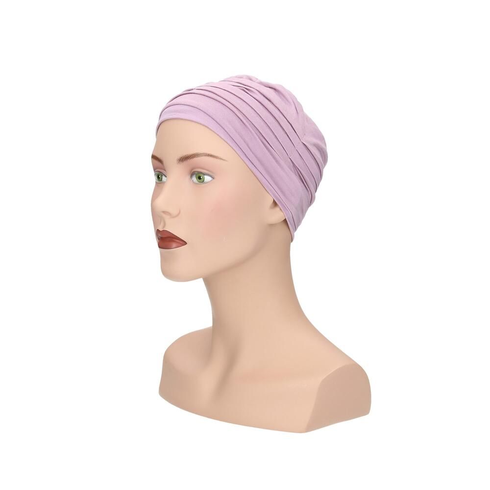 Helllila Turban auf einer Büste. Seitenansicht, gerüschte Struktur.