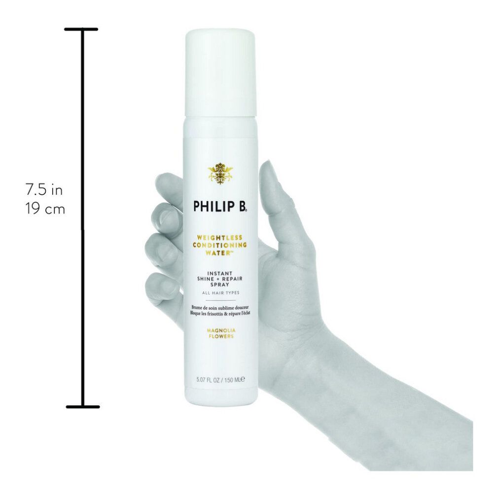 Weißes Spray in Hand gehalten. Produktname: Philip B Weightless Conditioning Water Instant Shine + Repair Spray. Höhe: 19 cm.