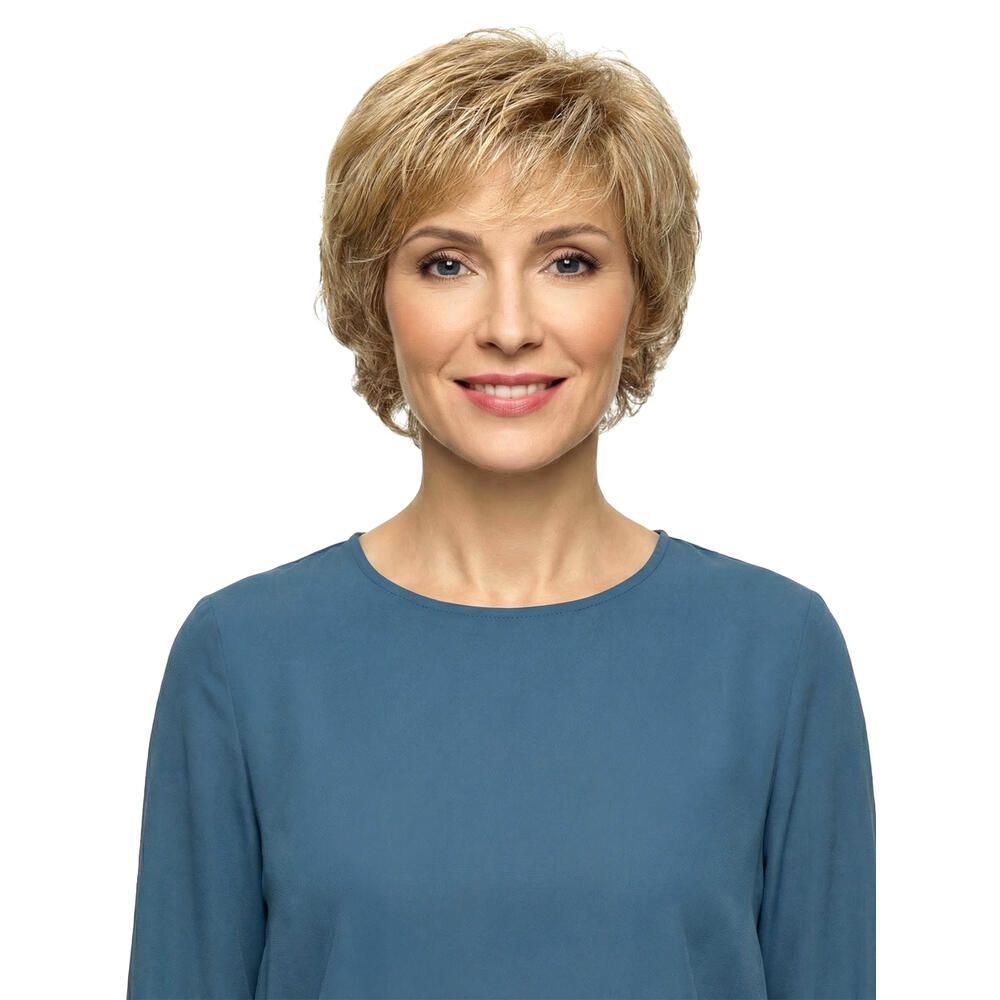 Kurzhaarperücke, blond, mit Pony. Frau mit blauem Oberteil. Frontansicht.
