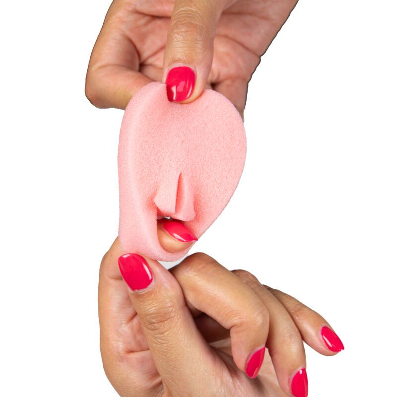 Hände halten einen gefalteten rosa Schwamm. Der Schwamm ist in einer länglichen Form.