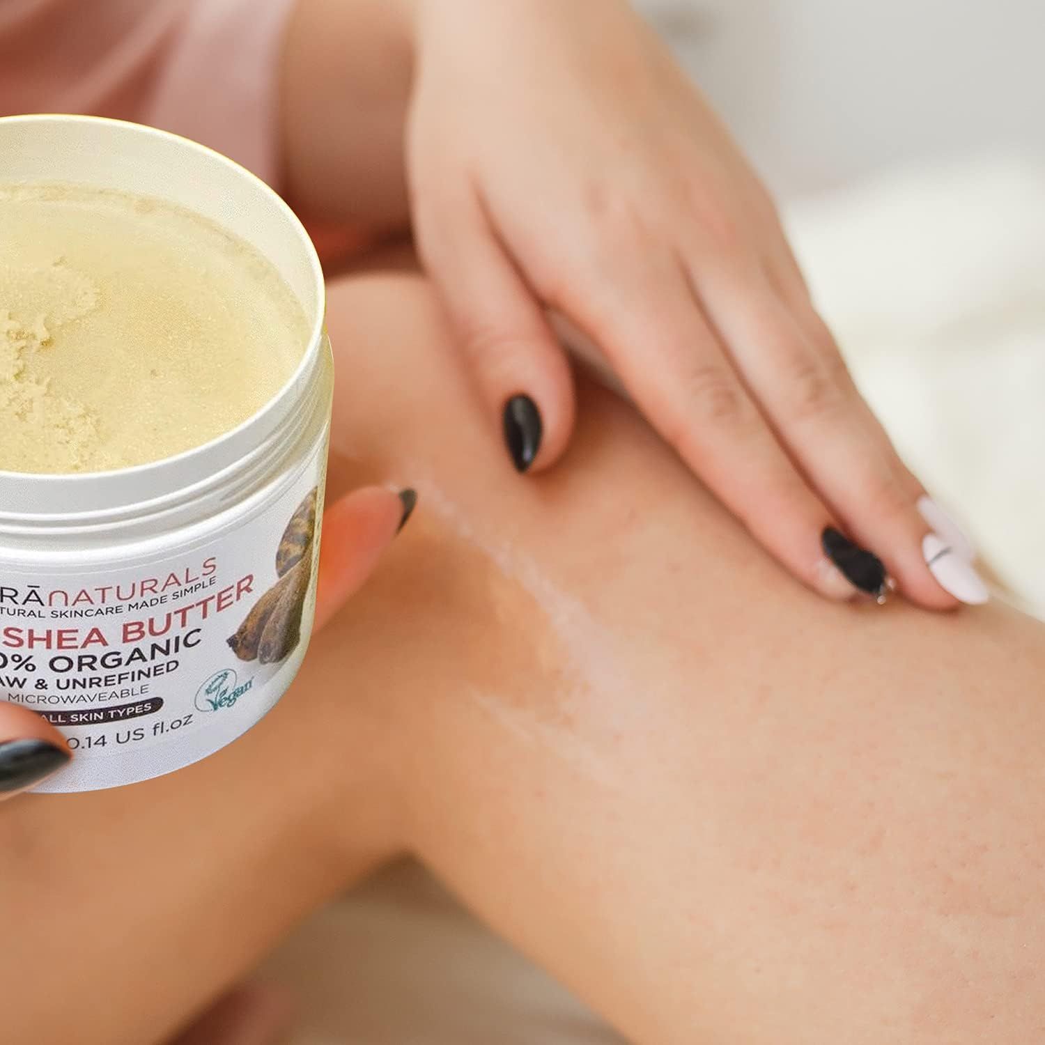Frau trägt Sheabutter auf Bein auf. Text: PRANATURALS, 100% Organic, Raw & Unrefined. Für alle Hauttypen. Vegan. 300ml.